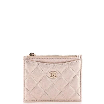 08273e35975f519483e9769922cbe432 حافظة بطاقات شانيل CC Zip Iridescent من جلد خروف مبطنة