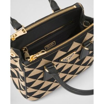 برادا شعار Handbags