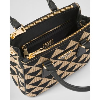 برادا شعار Handbags
