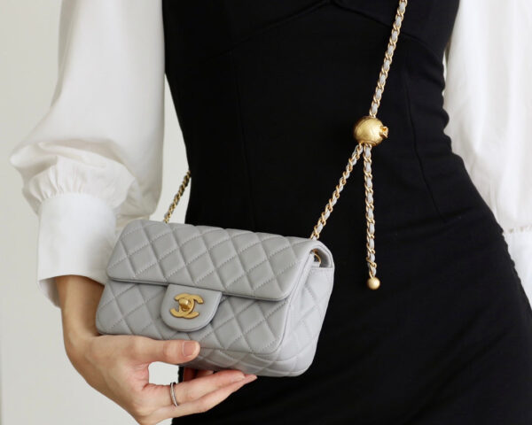 13340171313256321_b6d3307e-943b-4ce2-b7eb-0499f2da0c3c FLAP BAG 20CM GREY LAMBSKIN GOLD HARDWARE
