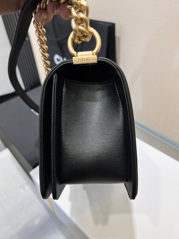 13344148799356755_067ccf1d-83d5-4fe4-ad03-0b2f7165e28c BOY BAG MEDIUM 25 BLACK CAVIAR GOLD HARDWARE