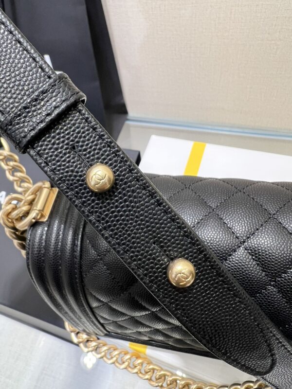 13344148801768188_cabddc65-5402-48f7-8062-010348b720c6 BOY BAG MEDIUM 25 BLACK CAVIAR GOLD HARDWARE