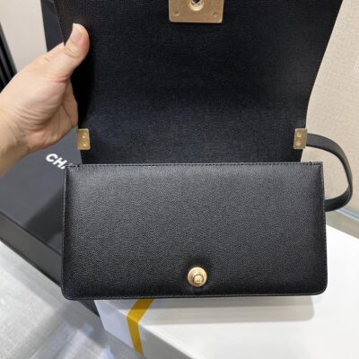 13344148803040007_d9ce8225-4a57-4ade-9123-2cc7b67c0afa BOY BAG MEDIUM 25 BLACK CAVIAR GOLD HARDWARE