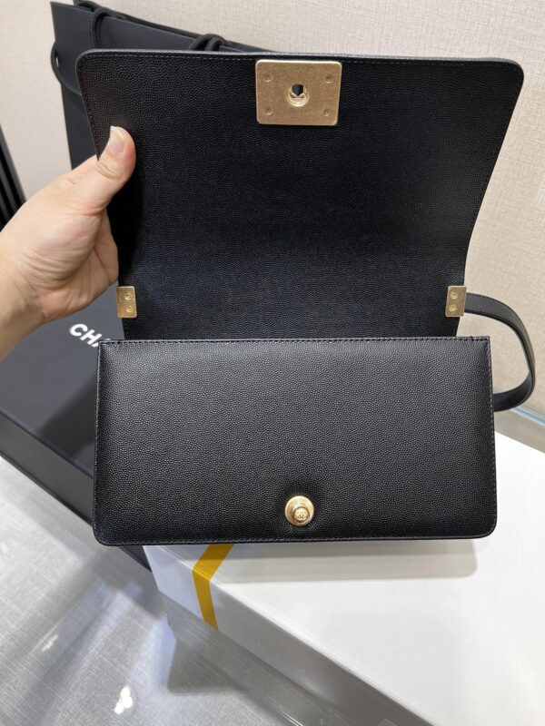 13344148803040007_d9ce8225-4a57-4ade-9123-2cc7b67c0afa BOY BAG MEDIUM 25 BLACK CAVIAR GOLD HARDWARE