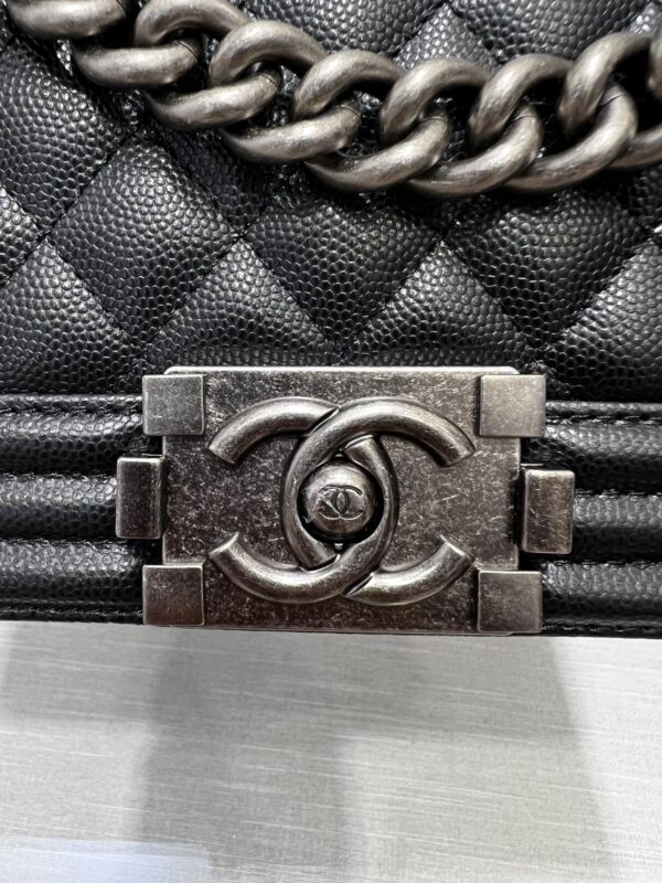 13344148837411165_485a225b-56be-490a-9c92-7434ae2d4434 BOY BAG MEDIUM 25 BLACK CAVIAR RUTHENIUM HARDWARE