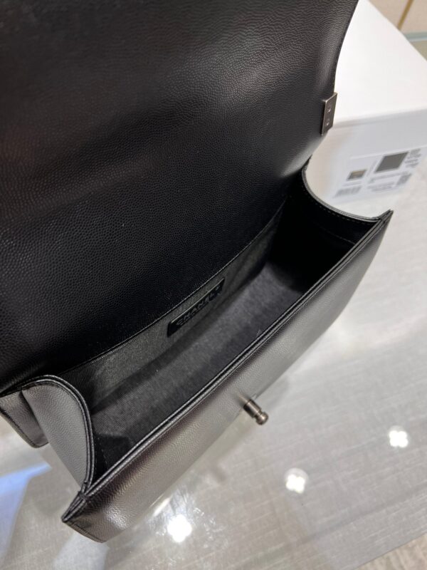 13344148844495188_5f735edc-c76e-4738-9f81-f38d10c8016b BOY BAG MEDIUM 25 BLACK CAVIAR RUTHENIUM HARDWARE
