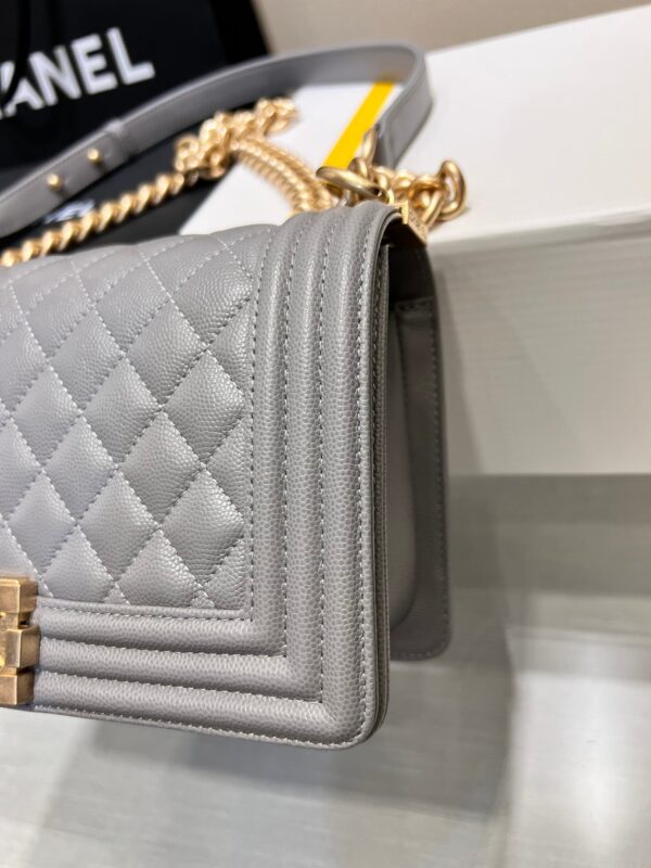 13344148912307001_84e22217-dc48-41a1-aec6-9685bd41ca00 BOY BAG MEDIUM 25 GREY CAVIAR GOLD HARDWARE