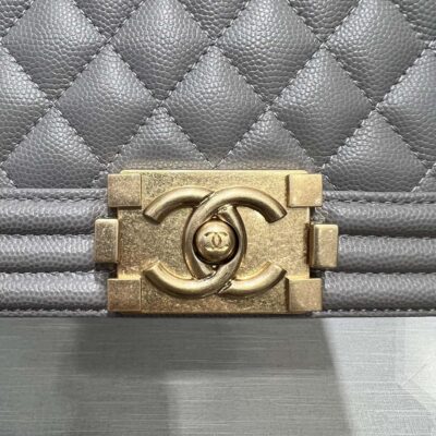 13344148913776543_2f0ef5cc-0cc2-405a-beb8-1308c10763f2 BOY BAG MEDIUM 25 GREY CAVIAR GOLD HARDWARE