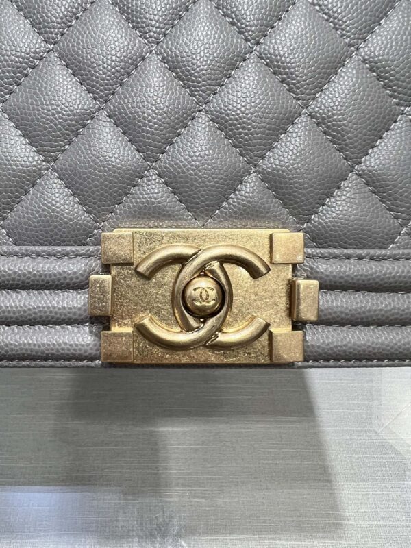 13344148913776543_2f0ef5cc-0cc2-405a-beb8-1308c10763f2 BOY BAG MEDIUM 25 GREY CAVIAR GOLD HARDWARE