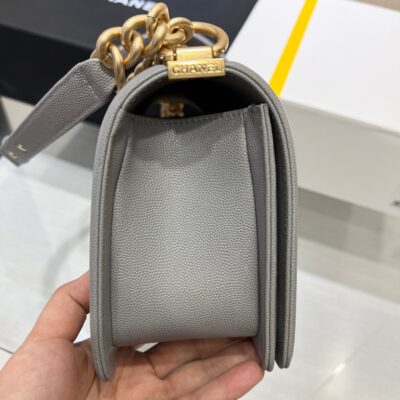 13344148915358074_38acd1f3-fa43-448c-b3bc-7914b06d02ad BOY BAG MEDIUM 25 GREY CAVIAR GOLD HARDWARE