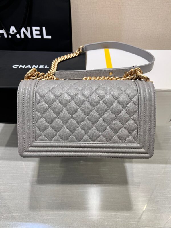 13344148916592456_6eaed5d5-b711-481a-bd0b-7dd76c1f4fdf BOY BAG MEDIUM 25 GREY CAVIAR GOLD HARDWARE