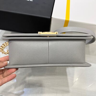 13344148918140798_ba1d2c6a-0a03-43bc-a22a-5796d365108a BOY BAG MEDIUM 25 GREY CAVIAR GOLD HARDWARE
