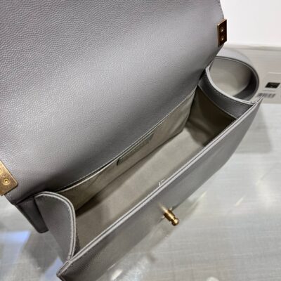 13344148919511663_878d9e30-18ca-452f-b2b6-6a9eb8e0f726 BOY BAG MEDIUM 25 GREY CAVIAR GOLD HARDWARE