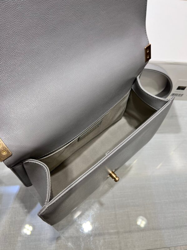 13344148919511663_878d9e30-18ca-452f-b2b6-6a9eb8e0f726 BOY BAG MEDIUM 25 GREY CAVIAR GOLD HARDWARE