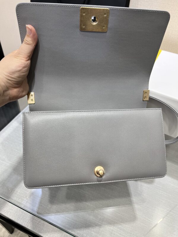 13344148920856215_f6f20711-8edb-445d-b4d7-fd1a492b72e0 BOY BAG MEDIUM 25 GREY CAVIAR GOLD HARDWARE