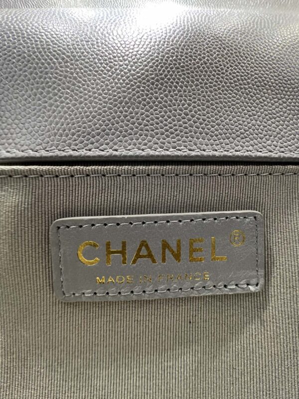 13344148922194924_613a17d3-6eb9-4e28-b1b5-b890af0536f0 BOY BAG MEDIUM 25 GREY CAVIAR GOLD HARDWARE