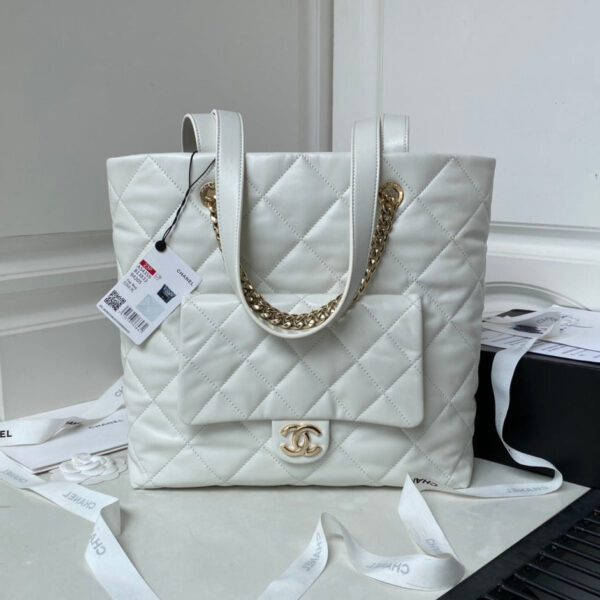 13347789381437096_aace1884-7b01-4a24-9bd2-b3f5f8fce444 CC 19 TOTE 33CM WHITE LAMBSKIN GOLD HARDWARE