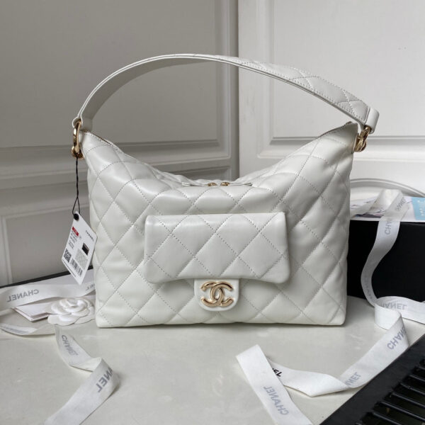 13347789548132156_9ad86d65-6a17-43f1-9611-d3be9c0d7d3d CC HOBO 28CM WHITE LAMBSKIN GOLD HARDWARE