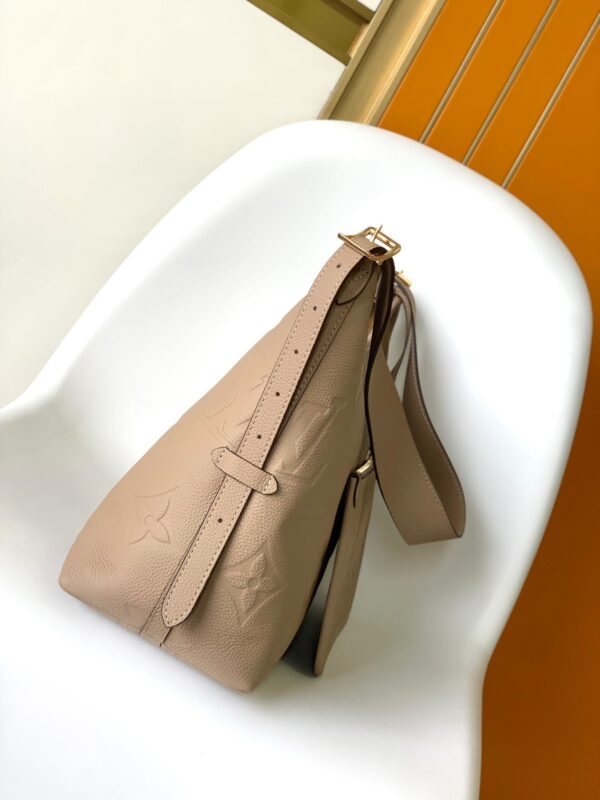 13351064344302046_08d2c9d4-3d4c-4473-ae64-b7f1db4b1255 CARRYALL MM 39 BEIGE MONOGRAM GRAINED COWHIDE LEATHER