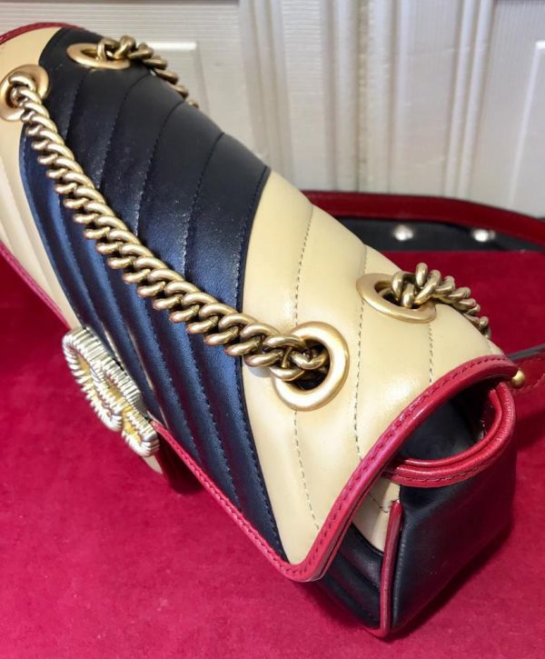 حقيبة كتف نسائية غوتشي GG Marmont Twisted شعار إبزيم Trimming Cream Diagonal Patchwork Chic Golden Chian من الجلد باللون الأسود والأحمر