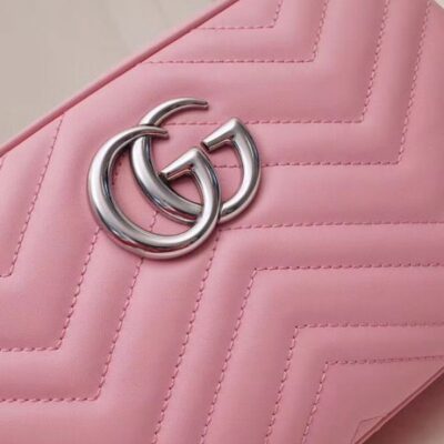 حقيبة كروس نسائية غوتشي GG Marmont شعار Signature سحّاب إغلاق Chevron Design Fashion صغيرة من الجلد باللون الأحمر والفضي مبطنة