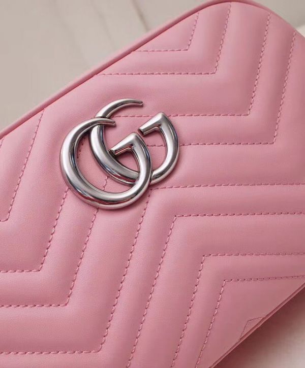 حقيبة كروس نسائية غوتشي GG Marmont شعار Signature سحّاب إغلاق Chevron Design Fashion صغيرة من الجلد باللون الأحمر والفضي مبطنة
