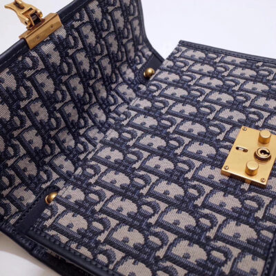 1ee80d5a26677c5d49b2d42de3023ee7 حقيبة Dior Dioraddict بغطاء بلون أزرق Oblique كانفاس