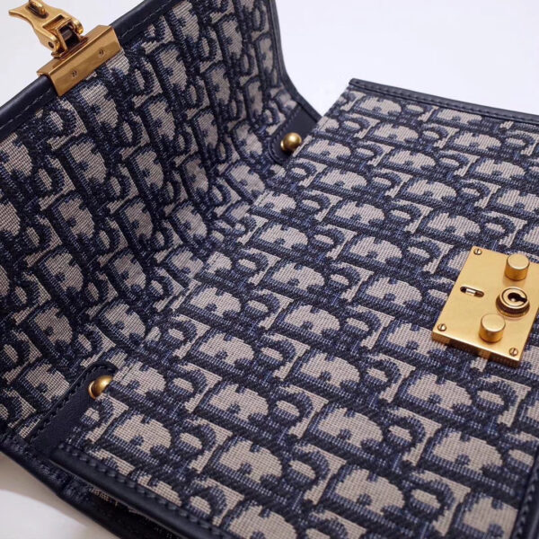 1ee80d5a26677c5d49b2d42de3023ee7 حقيبة Dior Dioraddict بغطاء بلون أزرق Oblique كانفاس