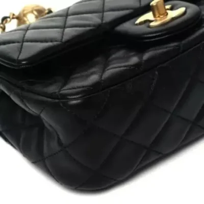 حقيبة صغيرة CHANEL جلد خروف مبطنة CC Pearl Crush Rectangular بغطاء أسود