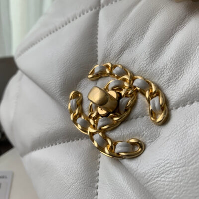 19 FLAP BAG 30 WHITE GOATSKIN
