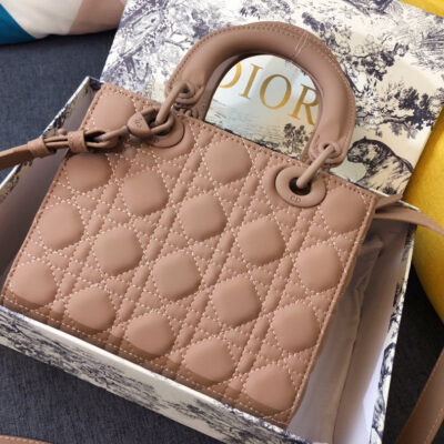 MEDIUM LADY 20 BAG IN CAMEL BROWN CALFSKIN