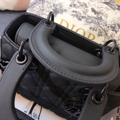 MEDIUM LADY 20 BAG IN BLACK CALFSKIN