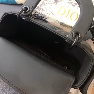 MEDIUM LADY 20 BAG IN BLACK CALFSKIN