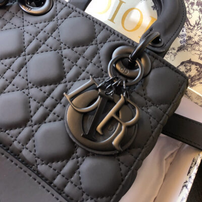 MEDIUM LADY 20 BAG IN BLACK CALFSKIN