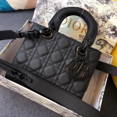 MEDIUM LADY 20 BAG IN BLACK CALFSKIN