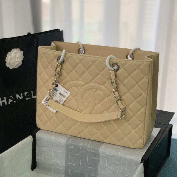 20211025_i1635175406_8810_0_jpg_3f92626d-3f44-4cb4-a692-c86508b739f6 CHANEL 25S MEDALLION TOTE 33 CM IN BEIGE CAVIAR WITH SILVER HARDWARE