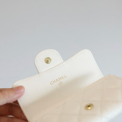 20220505_i1651733264_1345_6_jpg_bc51b96c-33d9-4b15-97ad-1ae78d4d6dd4 CC FLAP CARD HOLDER 11.3 WHITE GRAINED CALFSKIN GOLD ICON