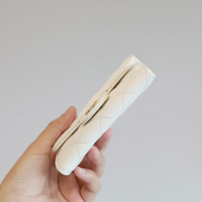 20220505_i1651733264_2234_3_jpg_a79b1403-4c07-48e0-b21d-28a7ed05d46e CC FLAP CARD HOLDER 11.3 WHITE GRAINED CALFSKIN GOLD ICON