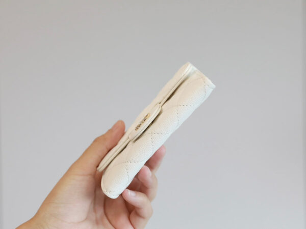 20220505_i1651733264_2234_3_jpg_a79b1403-4c07-48e0-b21d-28a7ed05d46e CC FLAP CARD HOLDER 11.3 WHITE GRAINED CALFSKIN GOLD ICON