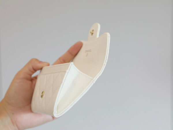 20220505_i1651733264_3510_5_jpg_6a5a20c7-feee-4228-a9c8-ac1dc10eacdf CC FLAP CARD HOLDER 11.3 WHITE GRAINED CALFSKIN GOLD ICON