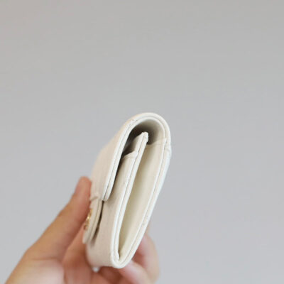 20220505_i1651733264_6666_2_jpg_94352f97-3500-4c8d-b035-e8f0bdcd66c4 CC FLAP CARD HOLDER 11.3 WHITE GRAINED CALFSKIN GOLD ICON