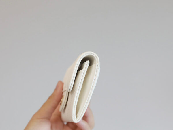 20220505_i1651733264_6666_2_jpg_94352f97-3500-4c8d-b035-e8f0bdcd66c4 CC FLAP CARD HOLDER 11.3 WHITE GRAINED CALFSKIN GOLD ICON
