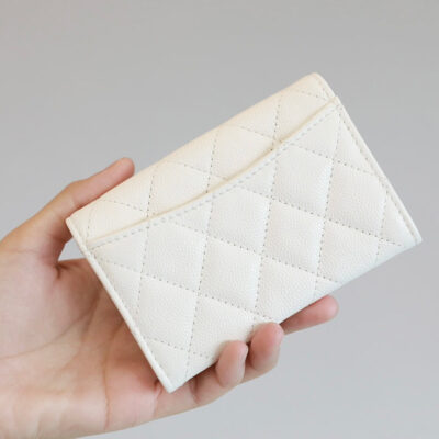 20220505_i1651733264_8754_1_jpg_9607e781-37f0-48a1-9ff1-23eaf46abcfe CC FLAP CARD HOLDER 11.3 WHITE GRAINED CALFSKIN GOLD ICON