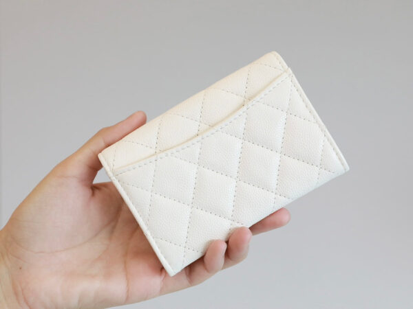 20220505_i1651733264_8754_1_jpg_9607e781-37f0-48a1-9ff1-23eaf46abcfe CC FLAP CARD HOLDER 11.3 WHITE GRAINED CALFSKIN GOLD ICON