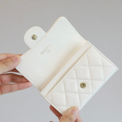 20220505_i1651733264_9402_4_jpg_5a928757-f9fd-4688-88a1-e151b5f863f8 CC FLAP CARD HOLDER 11.3 WHITE GRAINED CALFSKIN GOLD ICON