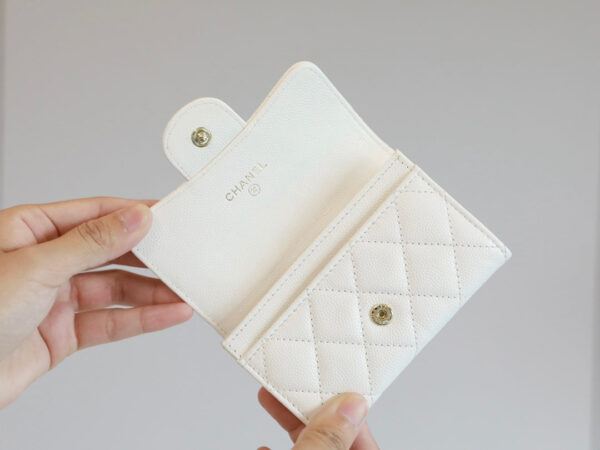 20220505_i1651733264_9402_4_jpg_5a928757-f9fd-4688-88a1-e151b5f863f8 CC FLAP CARD HOLDER 11.3 WHITE GRAINED CALFSKIN GOLD ICON
