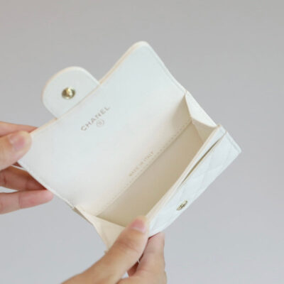 20220505_i1651733381_6940_0_jpg_213d666e-4b4d-4de1-8a4a-a57bf1c846f4 CC FLAP CARD HOLDER 11.3 WHITE GRAINED CALFSKIN GOLD ICON