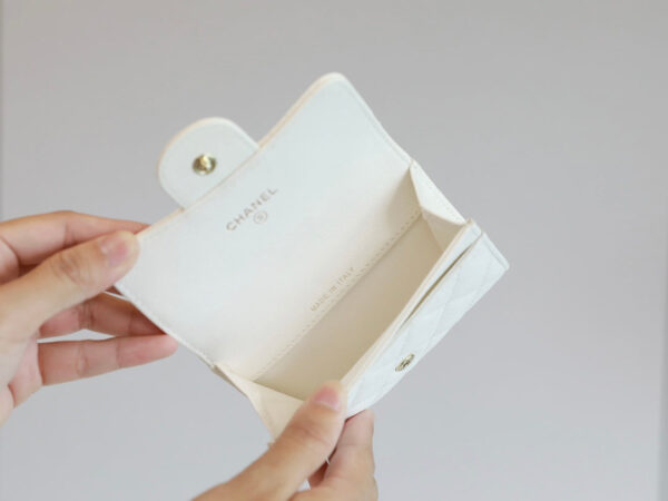 20220505_i1651733381_6940_0_jpg_213d666e-4b4d-4de1-8a4a-a57bf1c846f4 CC FLAP CARD HOLDER 11.3 WHITE GRAINED CALFSKIN GOLD ICON