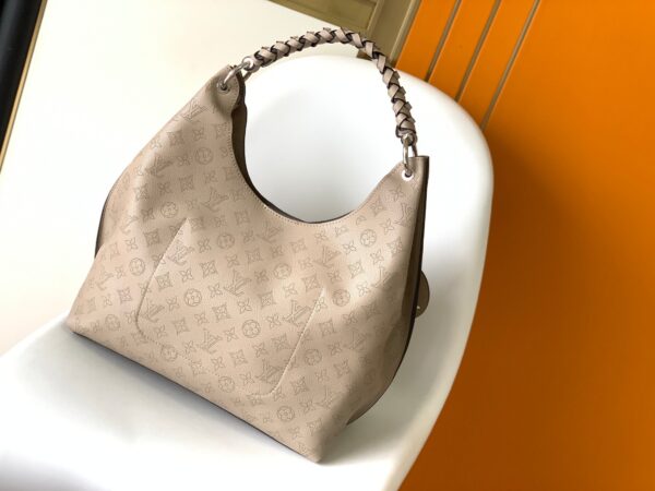 20220525_a1653454913365_7017_jpg_701cddee-0df6-40ab-a6e3-f1ff074ff532 CARMEL HOBO 40 BEIGE MAHINA