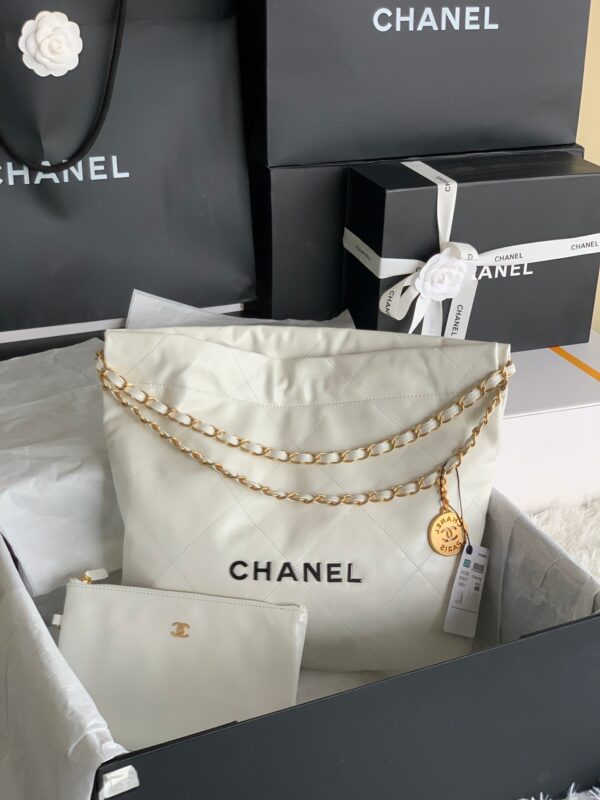 20220608_i1654623076_6994_0_jpg CC MEDIUM 37 HANDBAG IN WHITE SHINY CALFSKIN GOLD HARDWARE